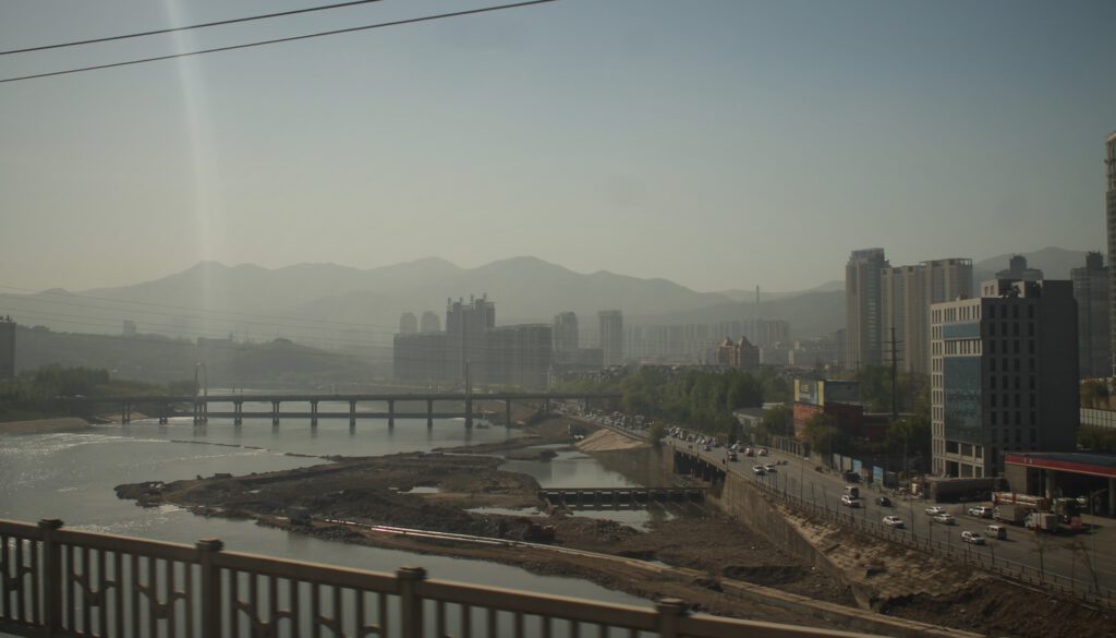 Blick auf den Fluss und die Brücken von Benxi and einem Tag mit viel Smog. 
