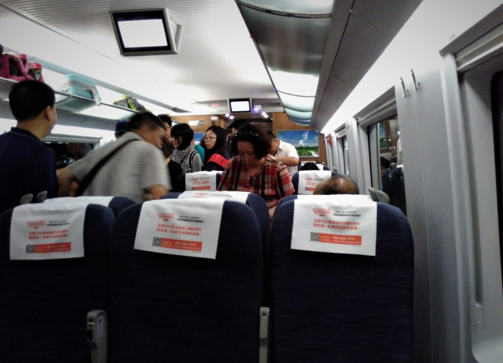 In einem CRH Schnellzug der chinesischen Bahn. Die Leute nehmen ihre Plätze ein. 