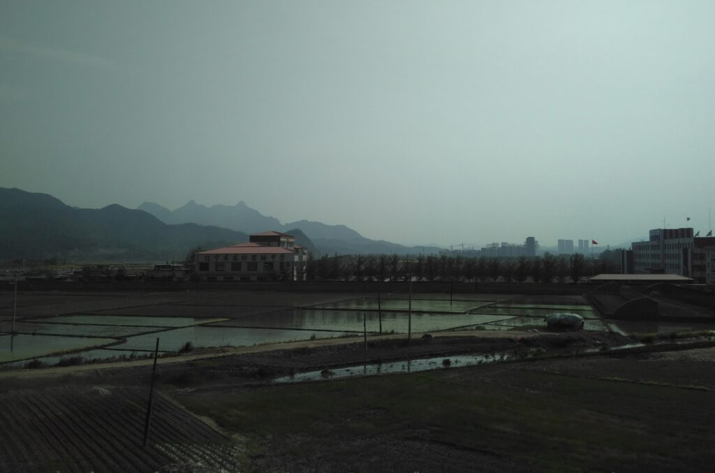 Blick über die vernebelte Landschaft von Liaoning - aus dem Zugfenster.