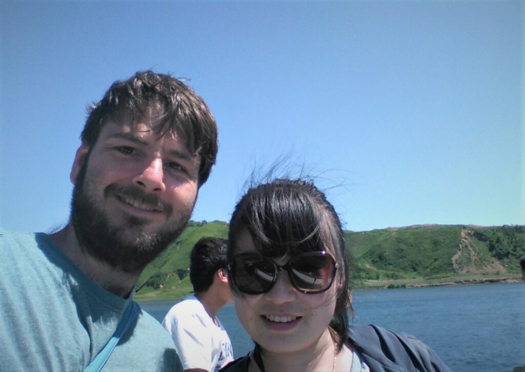 Selfie mit einer chinesischen Touristin auf dem Boot. Im Hintergrund die Küste von Nordkorea. 