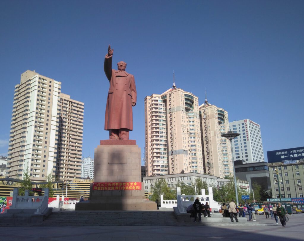 Mao-Statue vor dem Bahnhof von Dandong