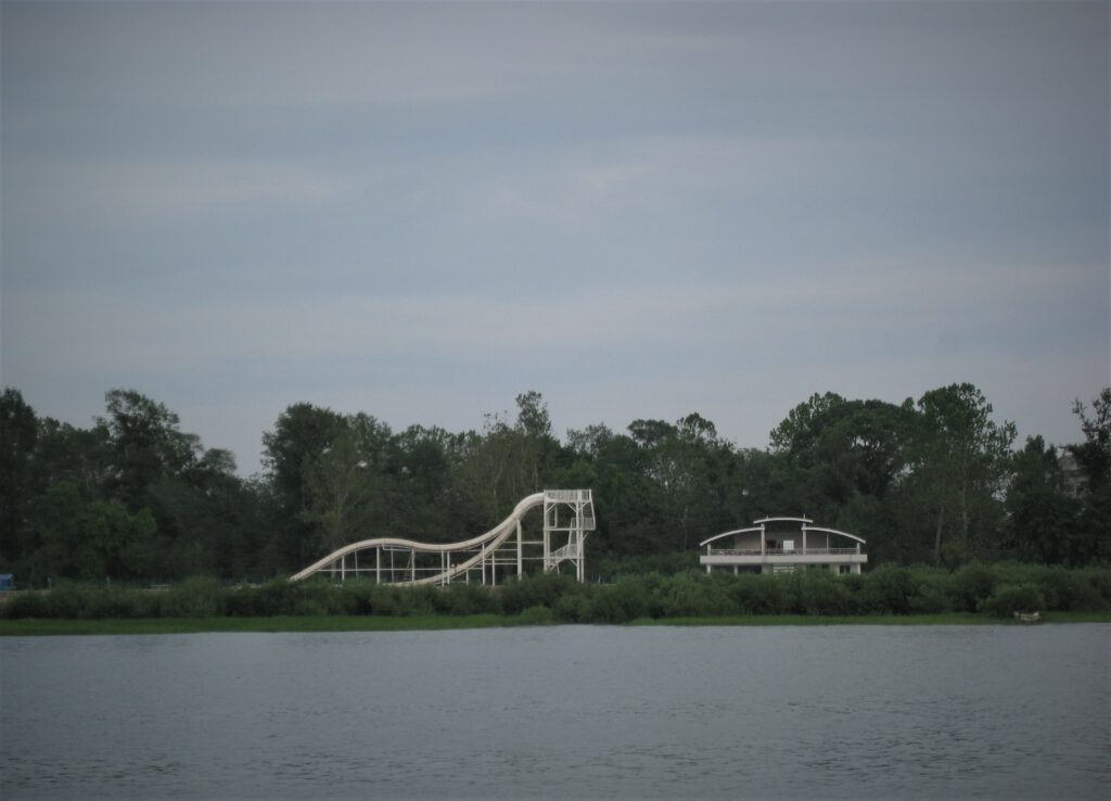 Am Ufer von Sinuiju steht eine Wildwasserbahn, die aktuell nicht in Betrieb ist. 