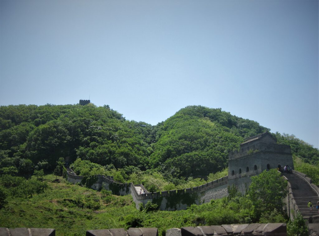 Grünes, hügeliges Ende der Chinesischen Mauer am Tigerberg. 
