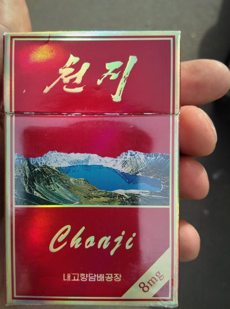 Zigarettenschachtel der Marke Chonji aus Nordkorea. Darauf abgebildet ist der Paektusan. 