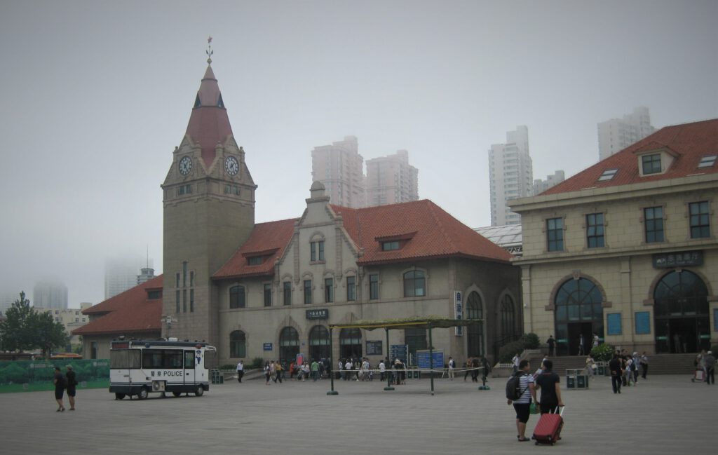 Der Bahnhof von Qingdao wurde im Jahr 1901 während der deutschen Besatzung errichtet und zuletzt für die Olympischen Spiele im Jahr 2008 restauriert.