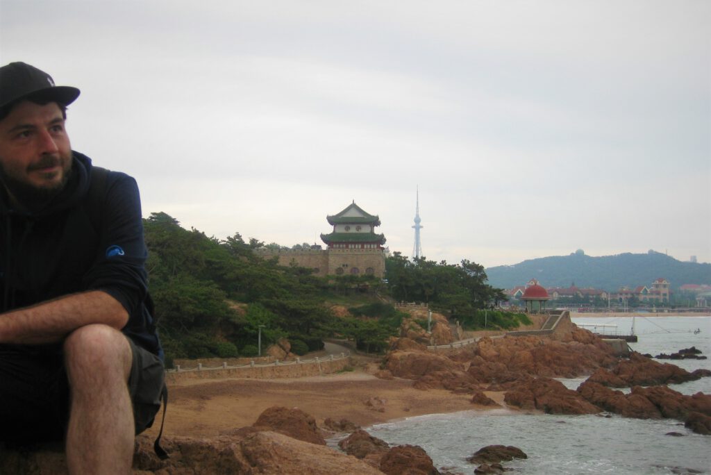 Der Lu Xun-Park an Qingdaos Küste. 