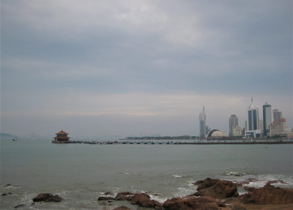 Das Pier Zhanqiao ist das Wahrzeichen von Qingdao. 