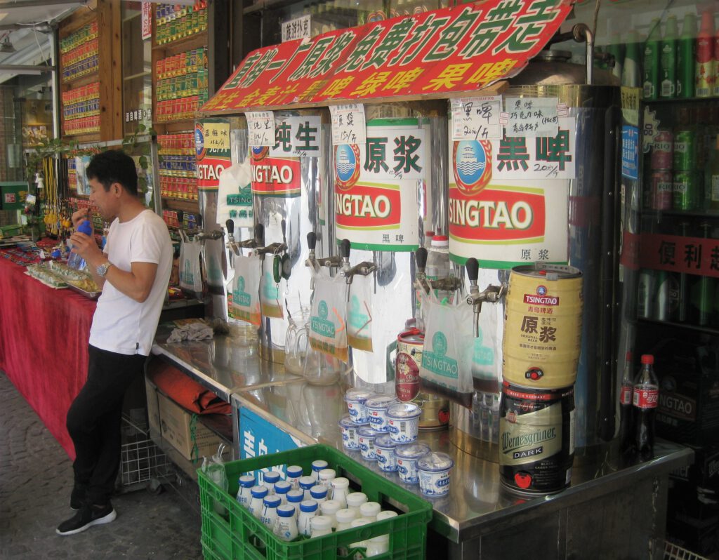 Tsingtao wird in Qingdao in Plastiktüten abgefüllt und verkauft. 