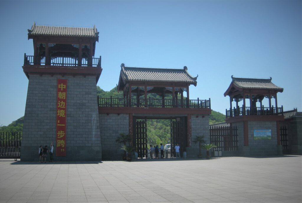 Eingangstor zum Ende der Chinesischen Mauer am Tigerberg.