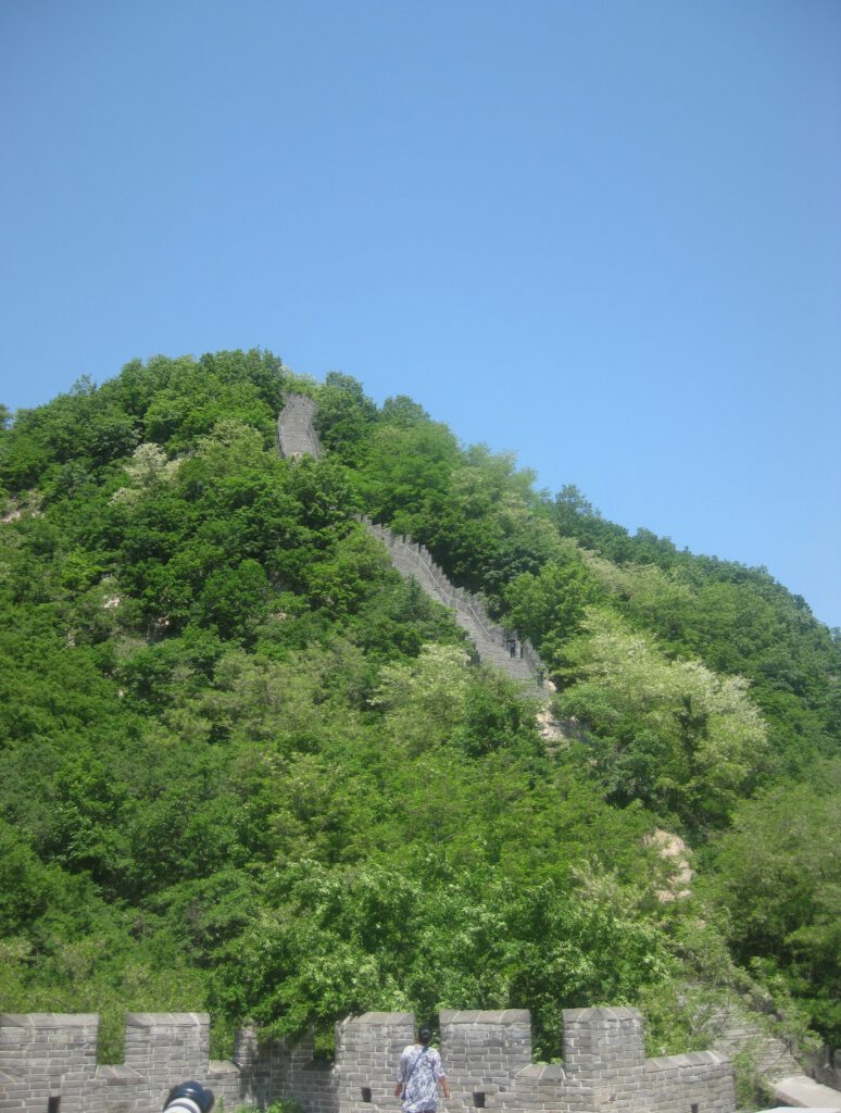 Ende Chinesische Mauer. Steiler Aufstieg zum grünen Gipfel des Tigerbergs.  