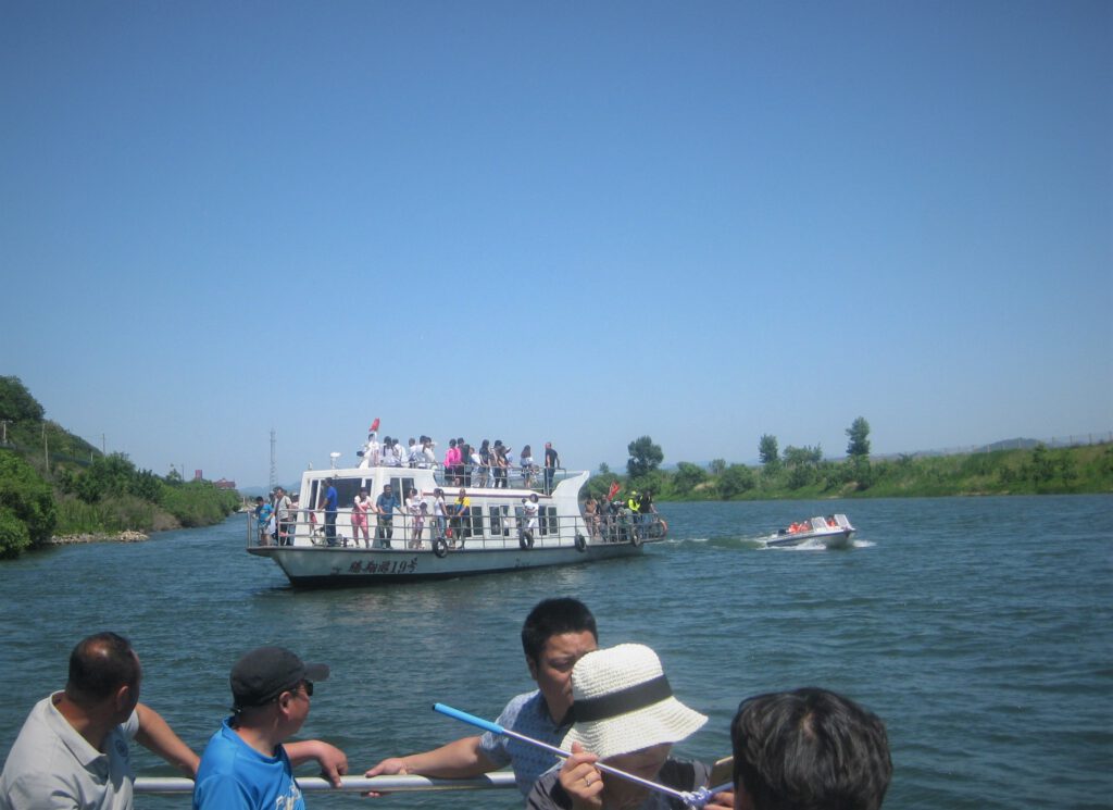 Volles Touristenboot auf dem Yalu-Fluss. 