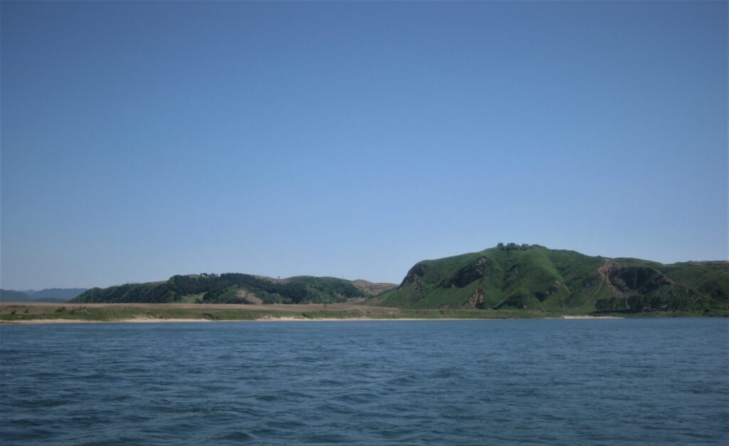 Blick vom Yalu auf das Festland von Nordkorea. 