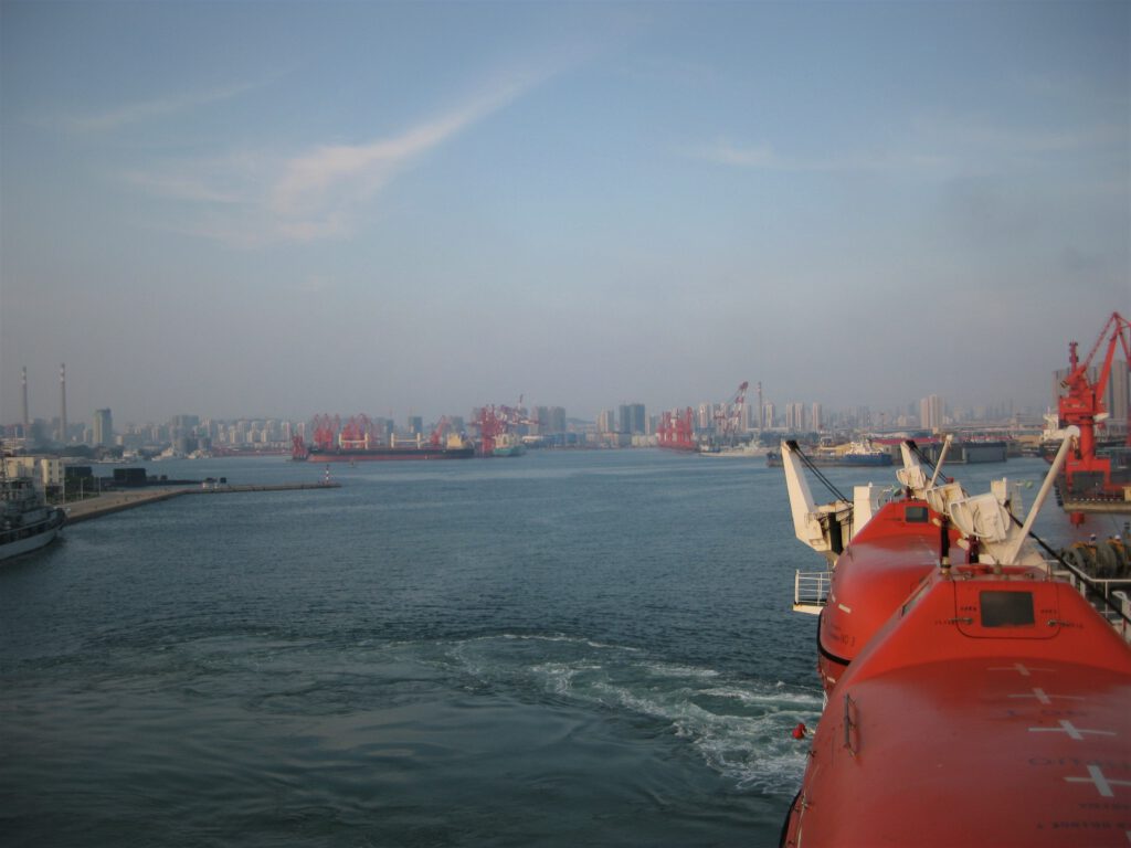 Verlassen des Hafens von Qingdao
