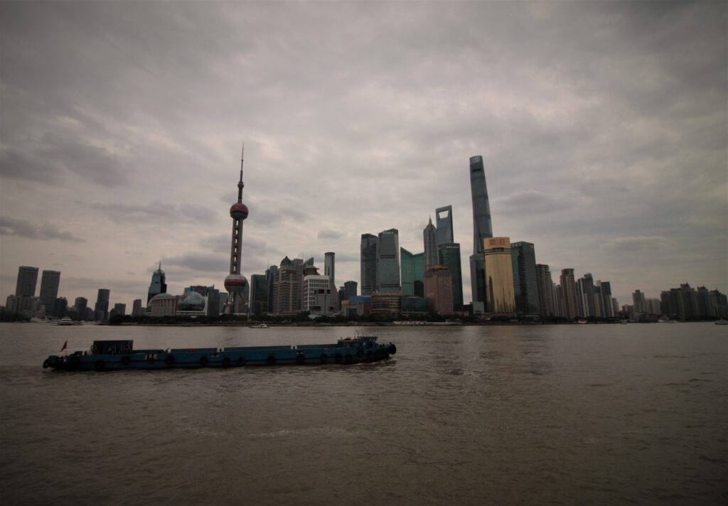 Boot auf dem Huangpu-Fluss in Shangai. Mit Skyline von Pudong.
