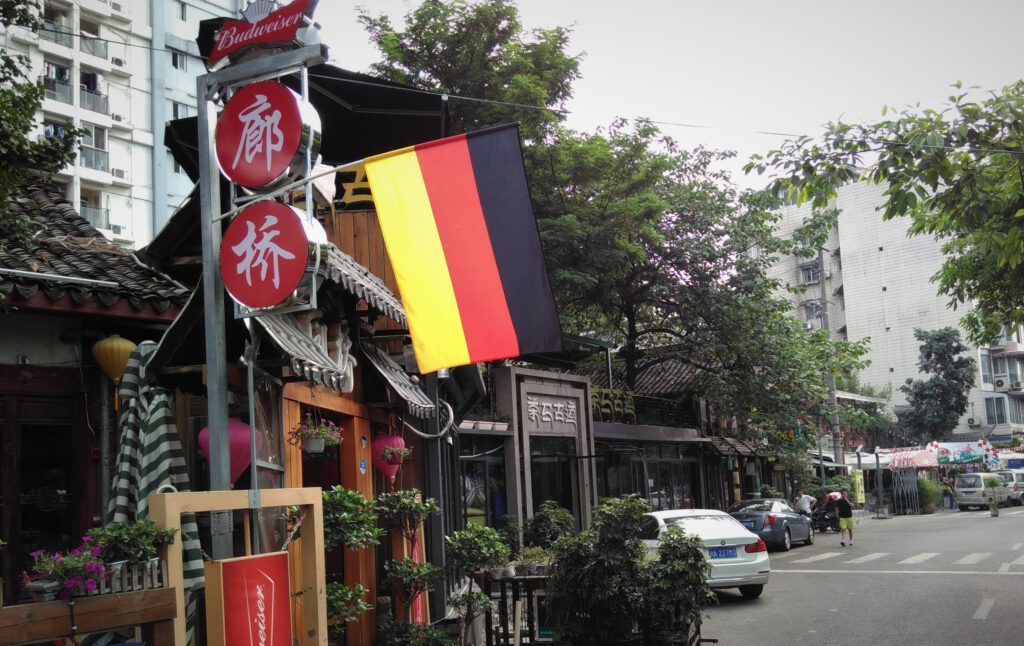 Deutschlandfahne an einer Bar an einer Straße in Chengdu.