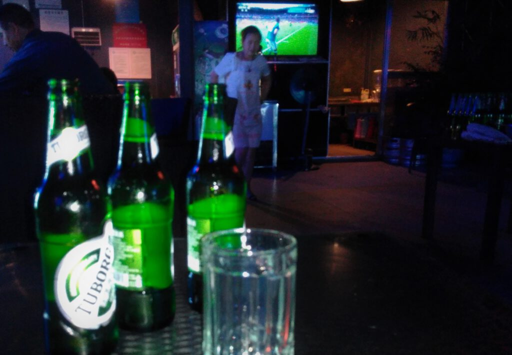 Drei Bierflaschen in einer Bar in Chengdu.