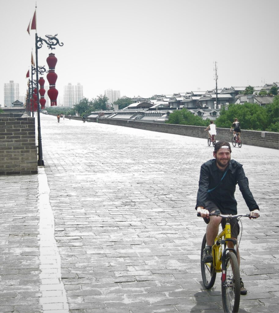Ich auf einem Fahrrad auf der Stadtmauer von Xi'an. 