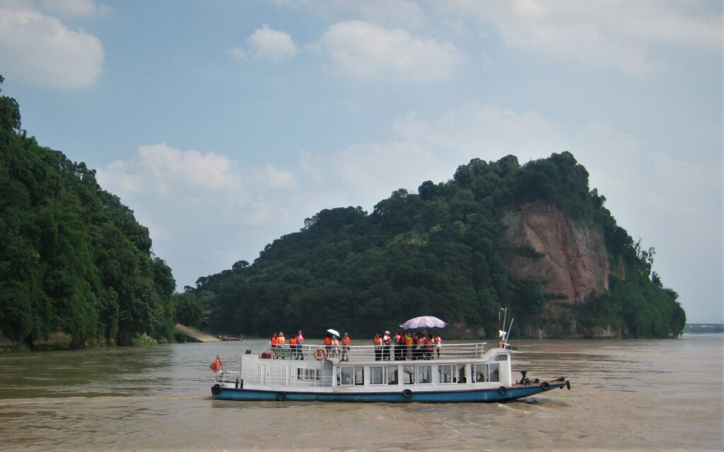 Touristenboot auf dem Dadu-Fluss in Leshan.