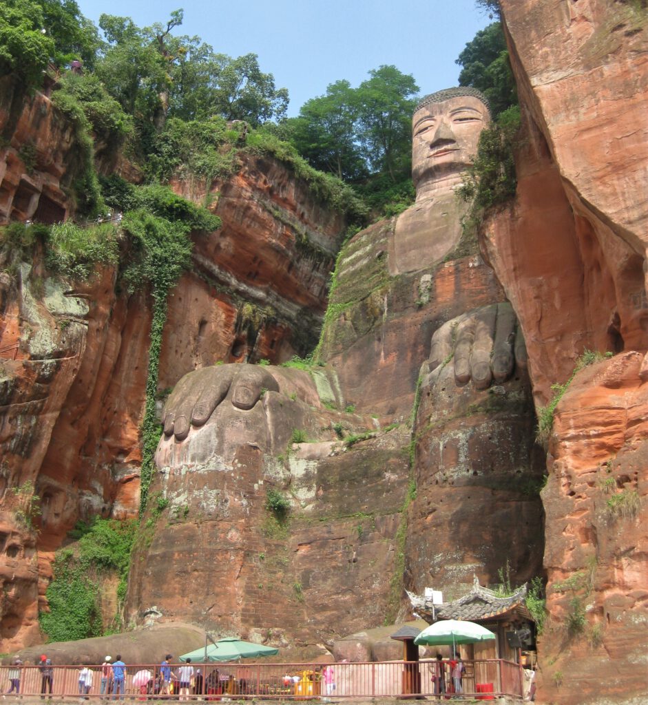 Riesen-Buddha von Leshan, von vorne fotografiert.