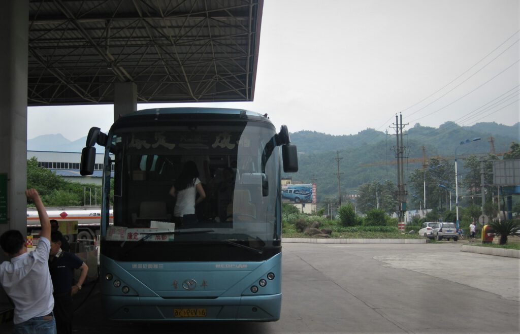 Reisebus nach Kangding an einem kleinen Bus-Bahnhof 