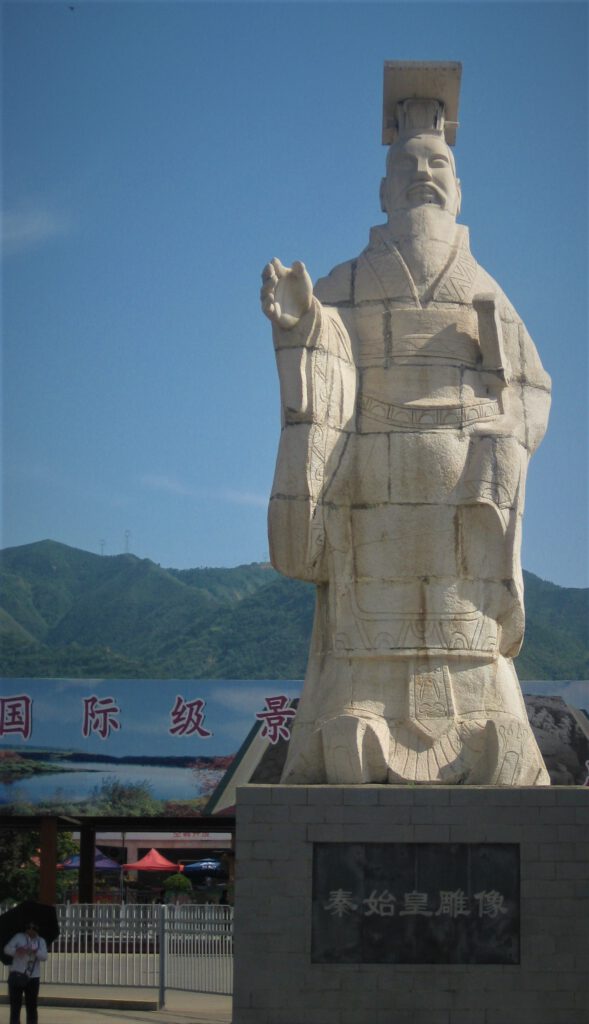 Kaiser der Qin Dynastie am Eingang zur Terracotta Armee.