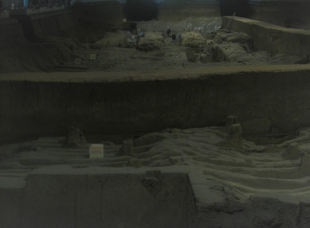 Dunkle Aufnahme von Grube 2 der Terrakotta-Armee