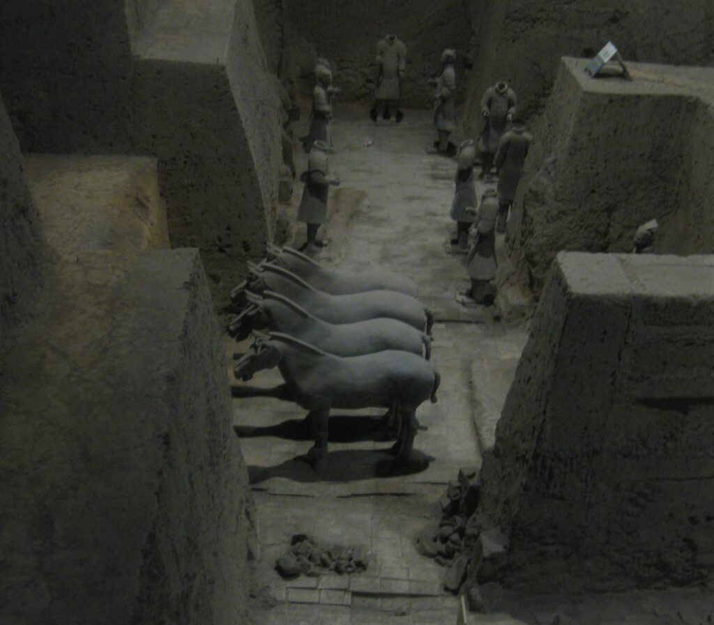 Kopflose Terrakotta-Krieger und vier Pferde in Grube 3 