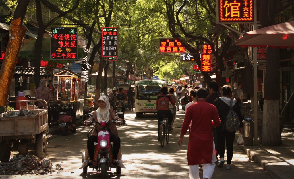 In den Straßen des Muslimischen Viertels von Xi'an herrscht reger Verkehr. 