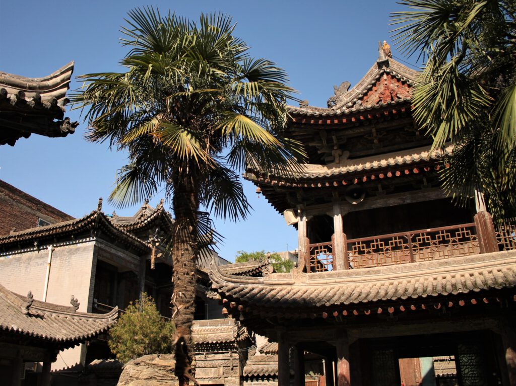 Altertümliche chinesische Architektur und Palmen in der Daxuexixiang Moschee von Xi'an. 