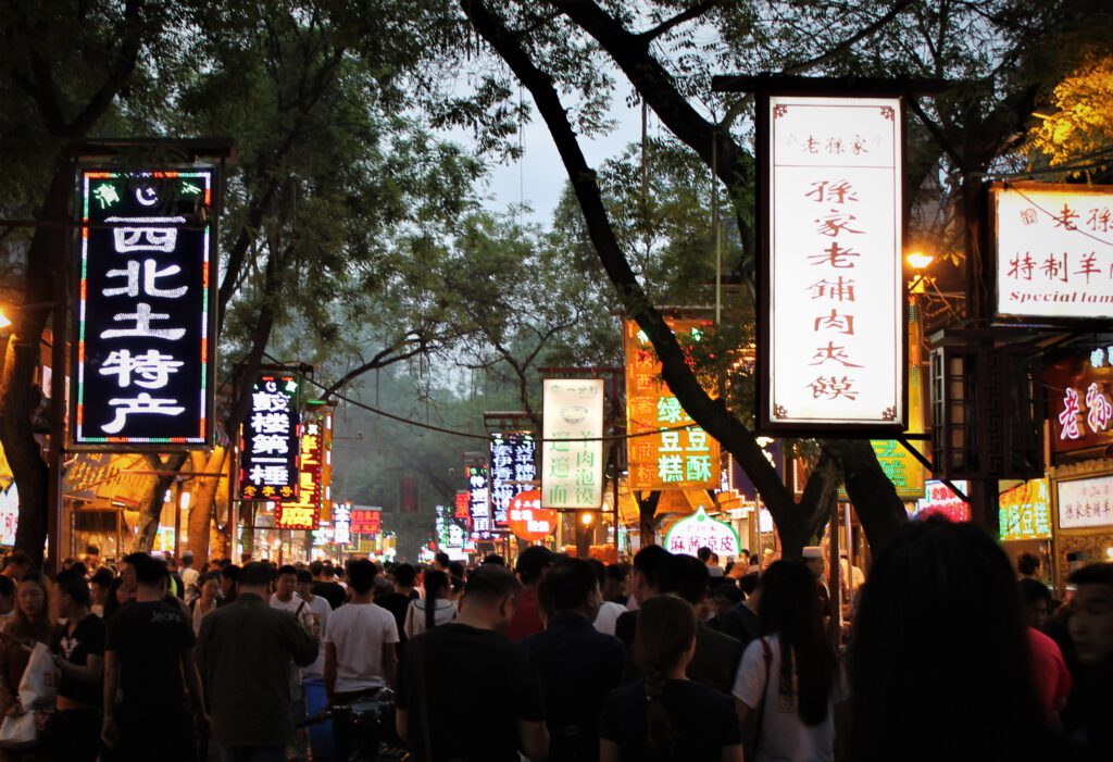 Die Beiyuanmen-Straße ist am Abend gut besucht. 