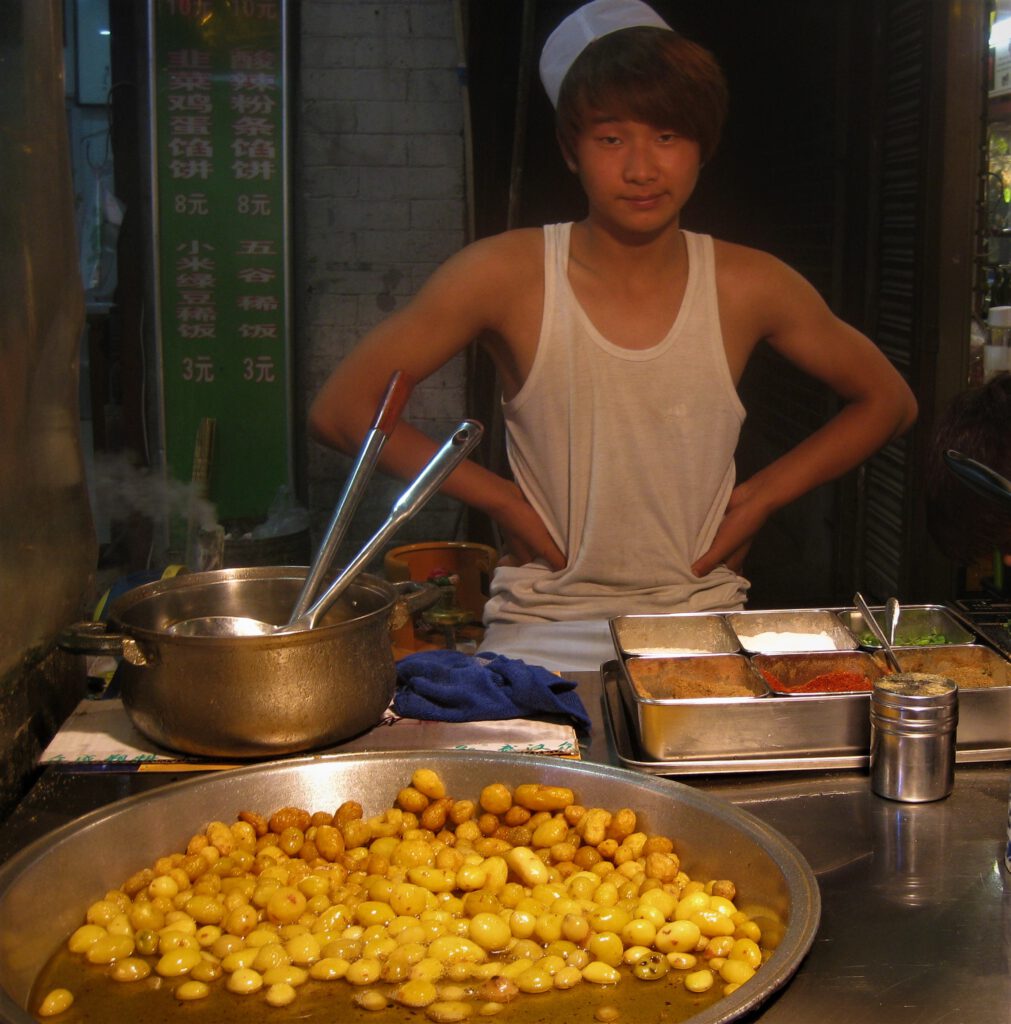 Zubereitung von Bratkartoffeln in der Beiyuanmen-Straße. 
