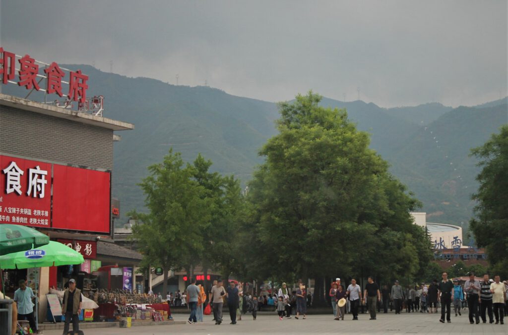 Eingangsbereich zur Terrakotta-Armee mit Berg Lishan im Hintergrund