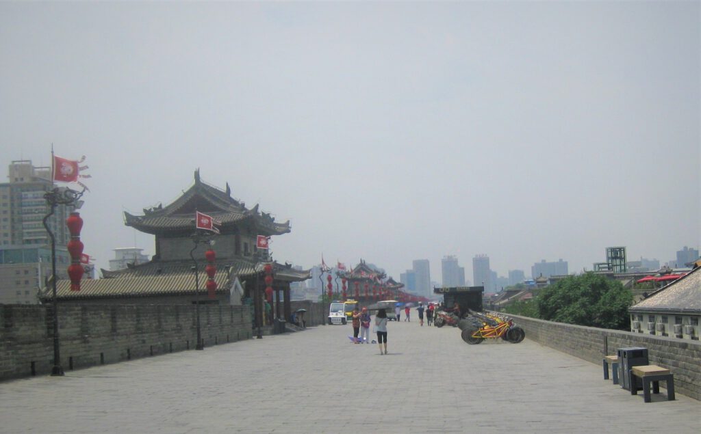 Blick entlang der Stadtmauer von Xi'an. Die moderne Skyline im Hintergrund. 
