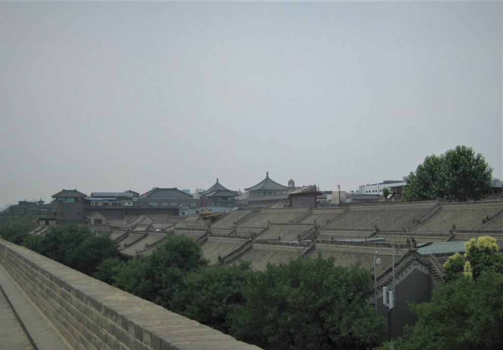 Traditionelle Architektur von Xi'an. Zu sehen von der Stadtmauer aus.