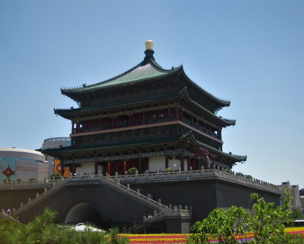 Der Glockenturm im Zentrum von Xi'an bei Tageslicht.