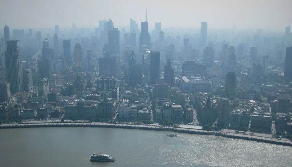 Blick über den Huangpu auf den Bund vom Oriental Pearl Tower aus. Smog über der Shanghai.