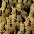 Nahaufnahme von Figuren der Terrakotta Armee in China. Jedes Gesicht ist anders.