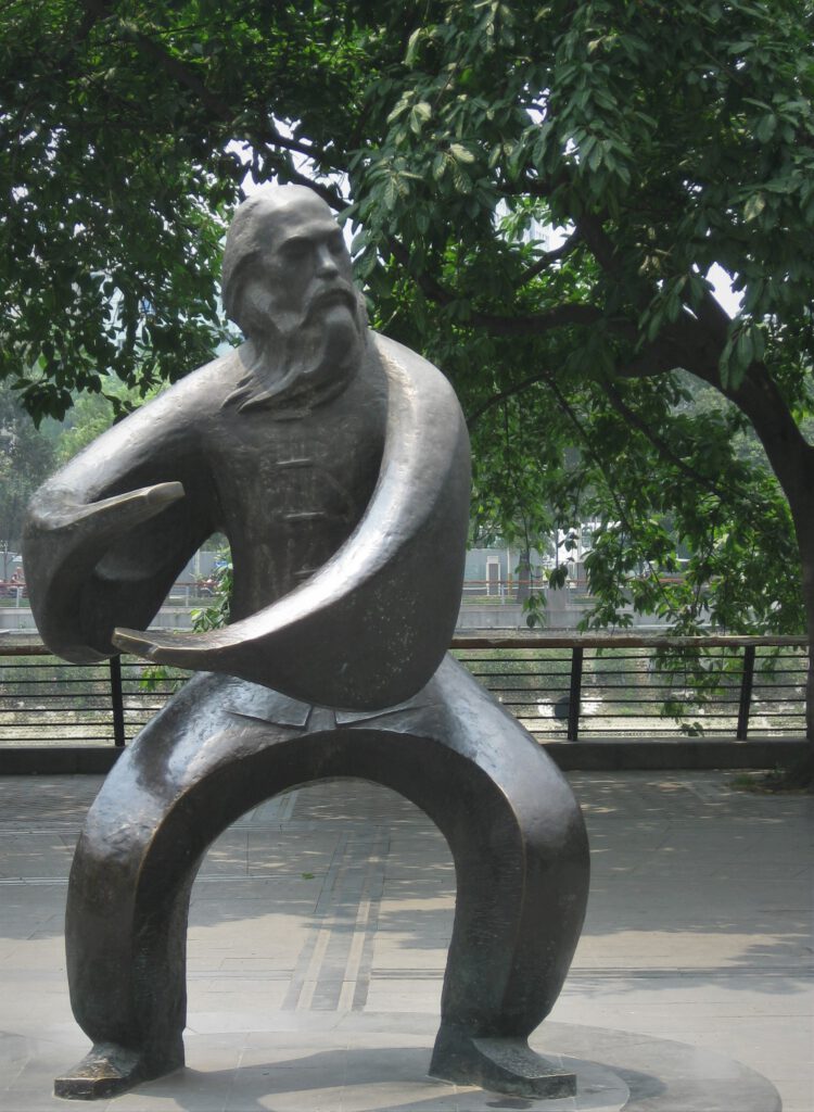 Bronze-Statue eines Tai Chi-Praktizierenden am Flussufer in Chengdu. 