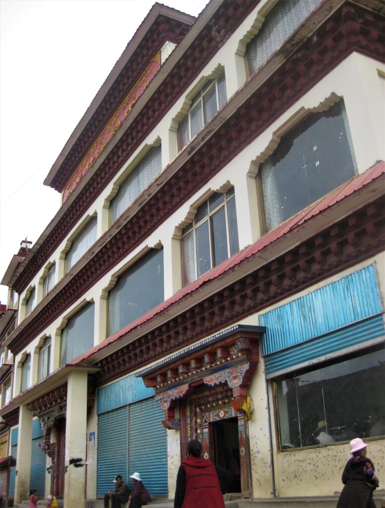 Gebäude eines Gebetshauses in Litang. Frontfassade. 