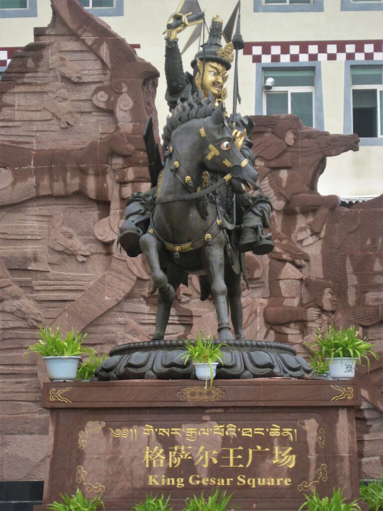 Statue von König Gesar auf dem King Gesar Square. 