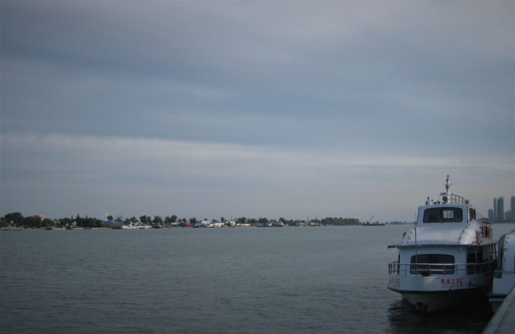 Ein Touristenboot steht am Ufer des Yalu-Flusses. 