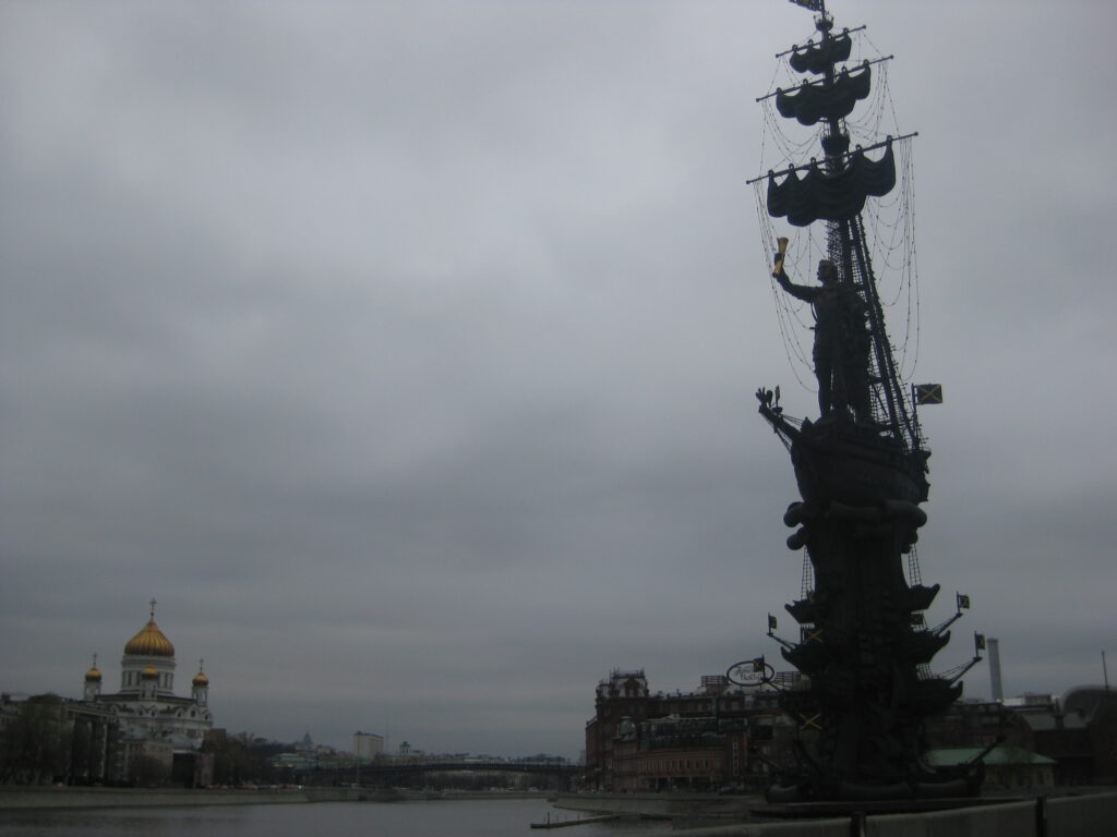 Blick über die Moskwa an einem wolkigen Tag. Rechts das Denkmal für Peter I. Links die Christ-Erlöser Kathedrale. 