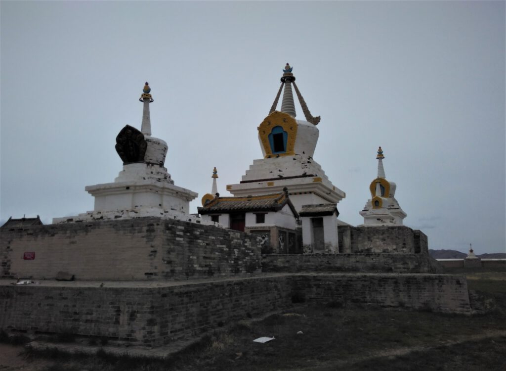 Weiße Stupas im Erdene Dsuu Kloster in Karakorum. 