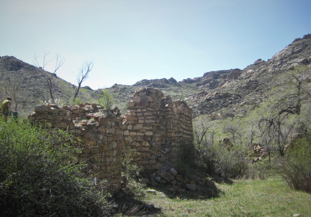 Mauerruinen des zerstörten Klosters im Khogno Khan Nationalpark. 