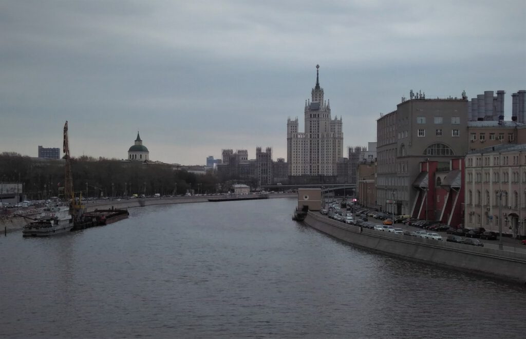 Moskwa-Fluss mit Blick auf eines der Sieben Schwester-Hochhäuser.