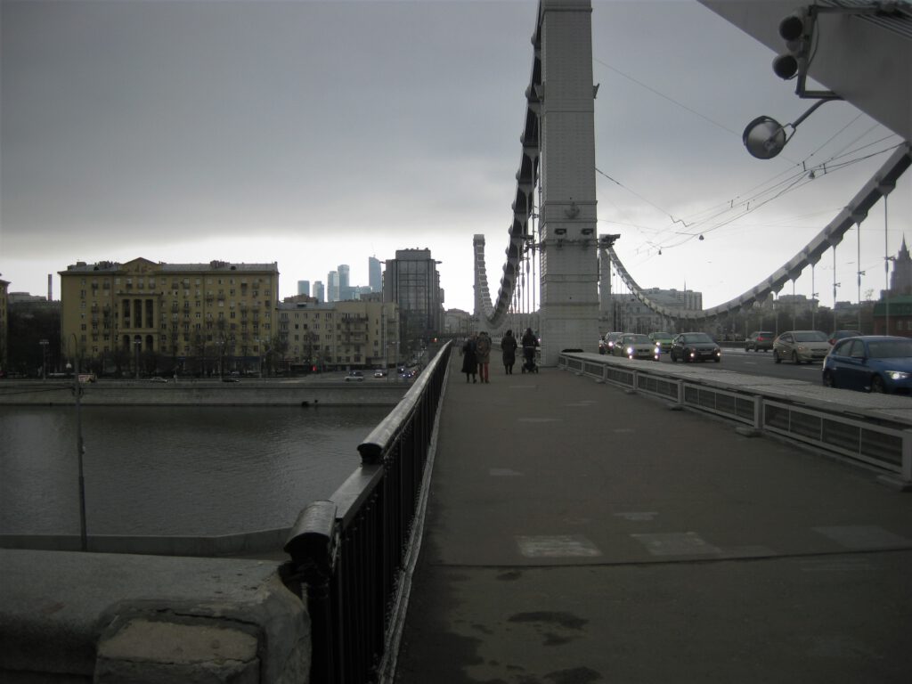 Krim-Brücke über die Moskwa an einem trüben Tag. Im Hintergrund Moscow City. 