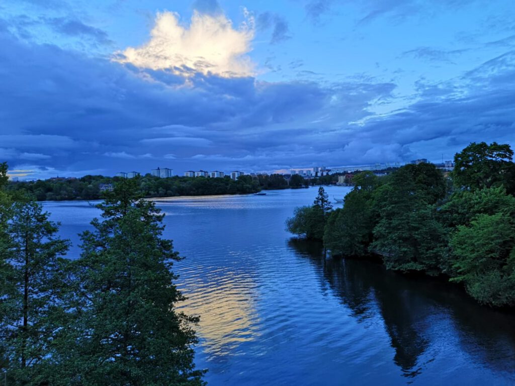 Abendsonne im Südosten Stockholms hinter Wolken. Fotografiert von der Mariebergsbron in Lilla Essingen. Photo Credits: Anika Wiegard  