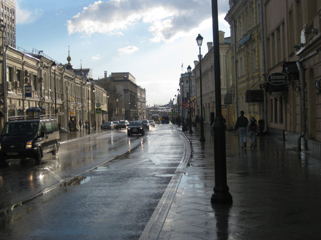 Blick auf die Pokrovka Ulica in Moskau- Kitai Gorod nach dem Regen. Sonnenschimmer.