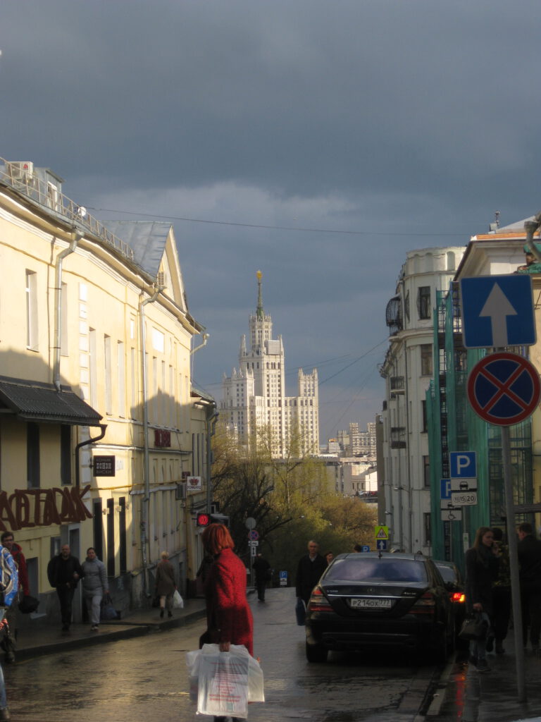 Kitai Gorod Moskau. Belebte Seitenstraße mit Blick auf das Wohnhaus Kotelnitscheskaja. 