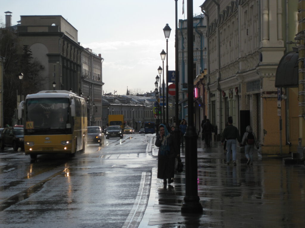 Blick auf die Pokrovka Ulica in Moskau- Kitai Gorod bei Regen. Bus und Fußgänger.